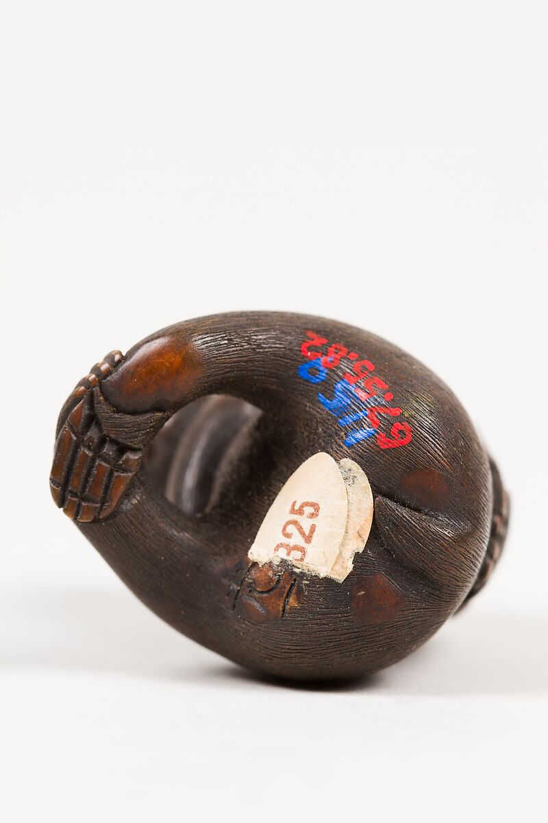 Netsuke of Seated Monkey Carrying a Bunch of Grapes and Leaves, Koichi (Japanese, 19th century), Wood, horn, Japan