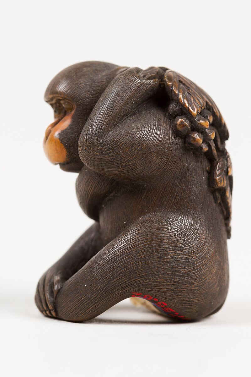 Netsuke of Seated Monkey Carrying a Bunch of Grapes and Leaves, Koichi (Japanese, 19th century), Wood, horn, Japan