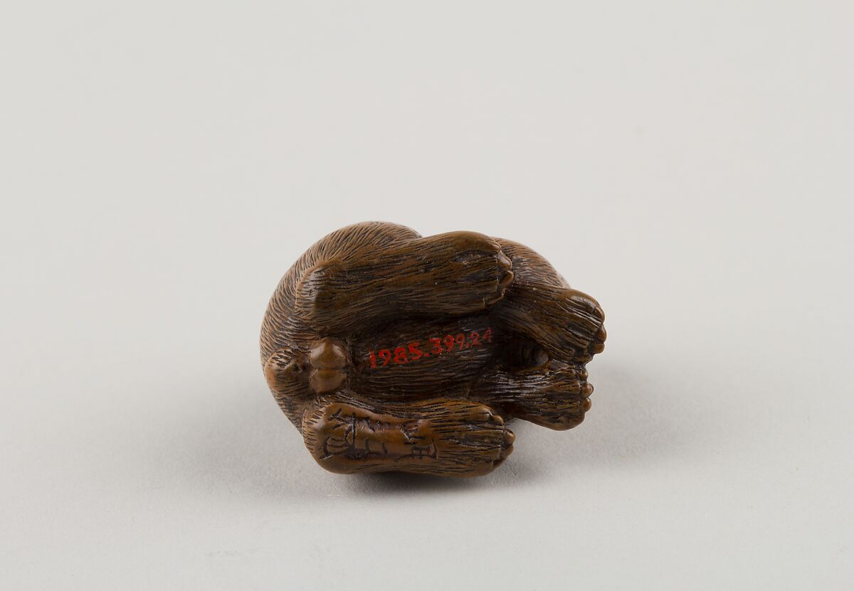 Netsuke of a Seated Hare, Minkō (Japanese, ca. 1735–1816), Wood, horn, Japan