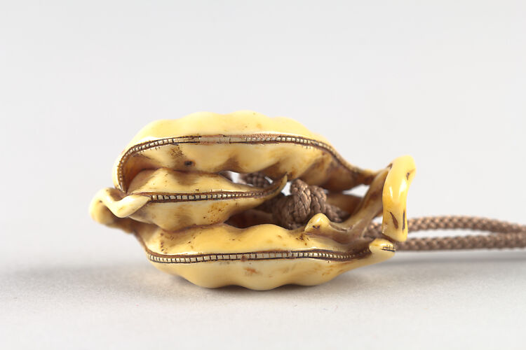 Netsuke of Pea Pods