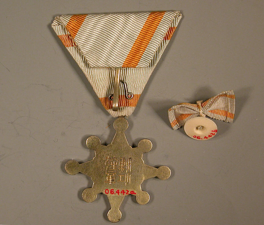 Insignia and Button, White triangular ribbon with yellow stripes, Japan