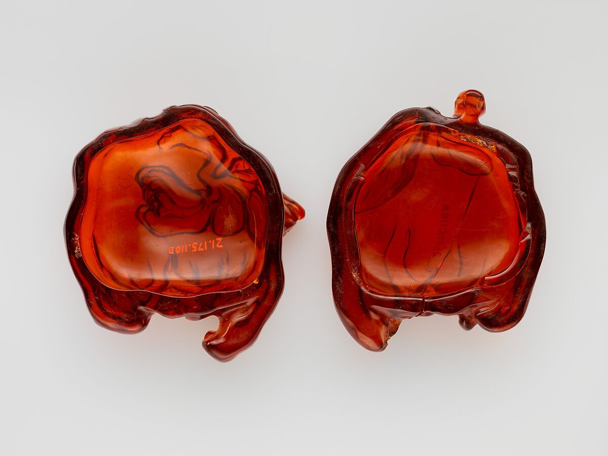 Box in the shape of a “Buddha’s hand” citron, Amber, China