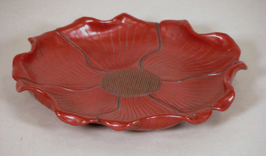 Tray in the shape of a peony, Carved red and black lacquer, China 