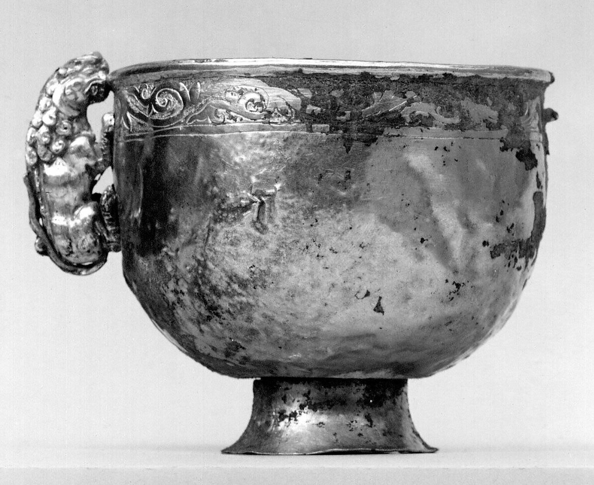 Cup with handles in the form of lions, Gold, China