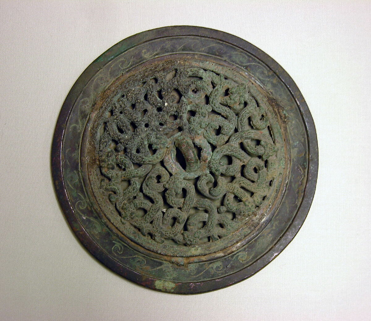 Mirror with interlaced dragons, Bronze, China 