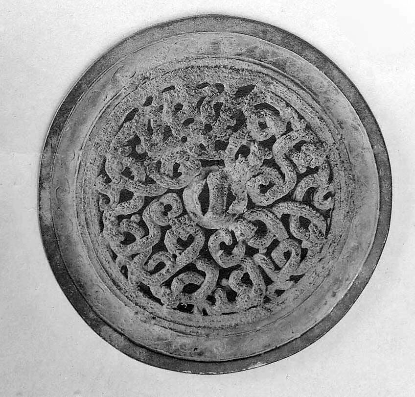 Mirror with interlaced dragons, Bronze, China