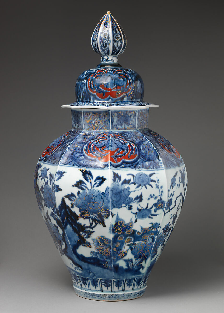 Covered jar with large finial, Porcelain, Japanese, for export market 