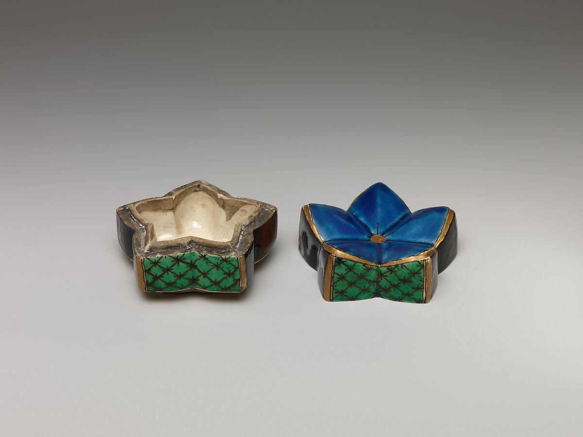 Incense Box (Kōgō) in the Shape of a Plum Blossom, Porcelain with polychrome overglaze enamels and overglaze gold (Kutani ware), Japan