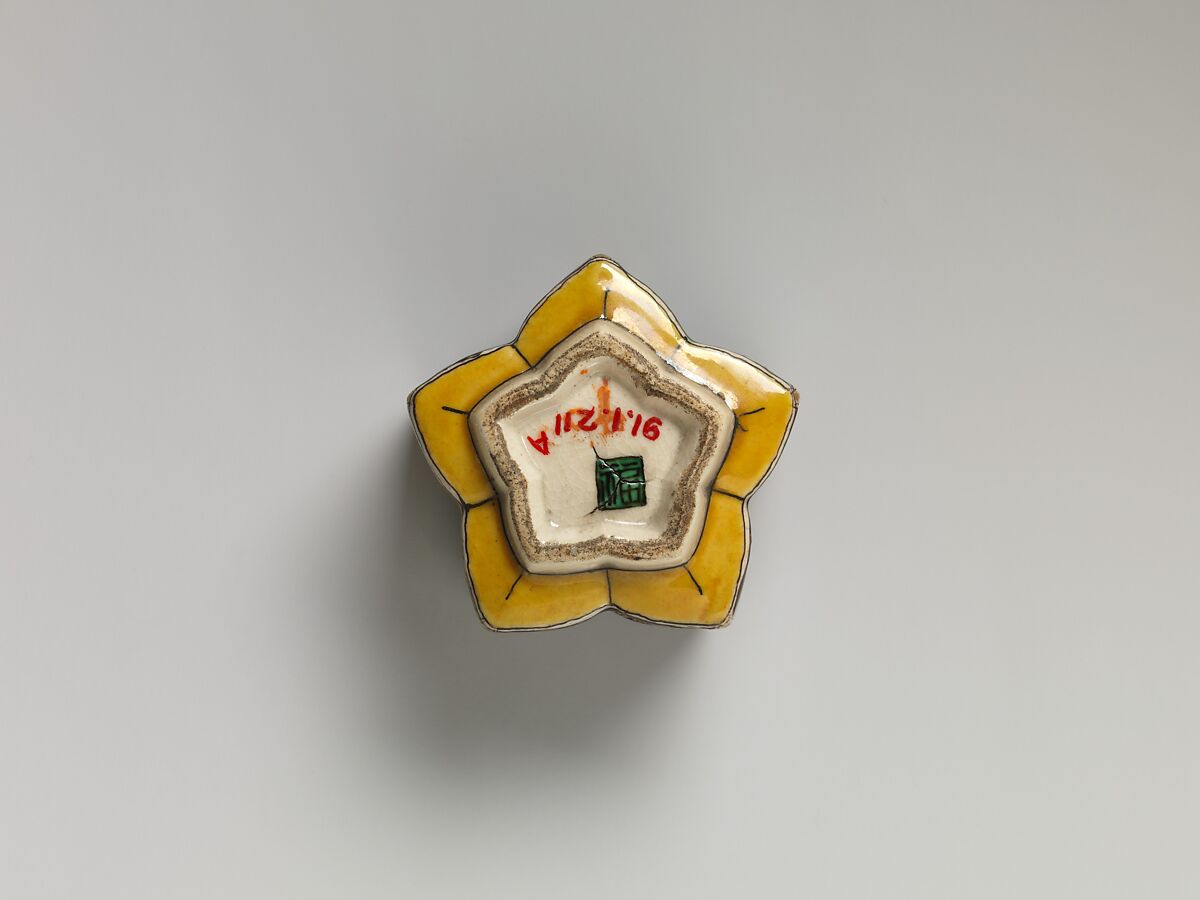 Incense Box (Kōgō) in the Shape of a Plum Blossom, Porcelain with polychrome overglaze enamels and overglaze gold (Kutani ware), Japan