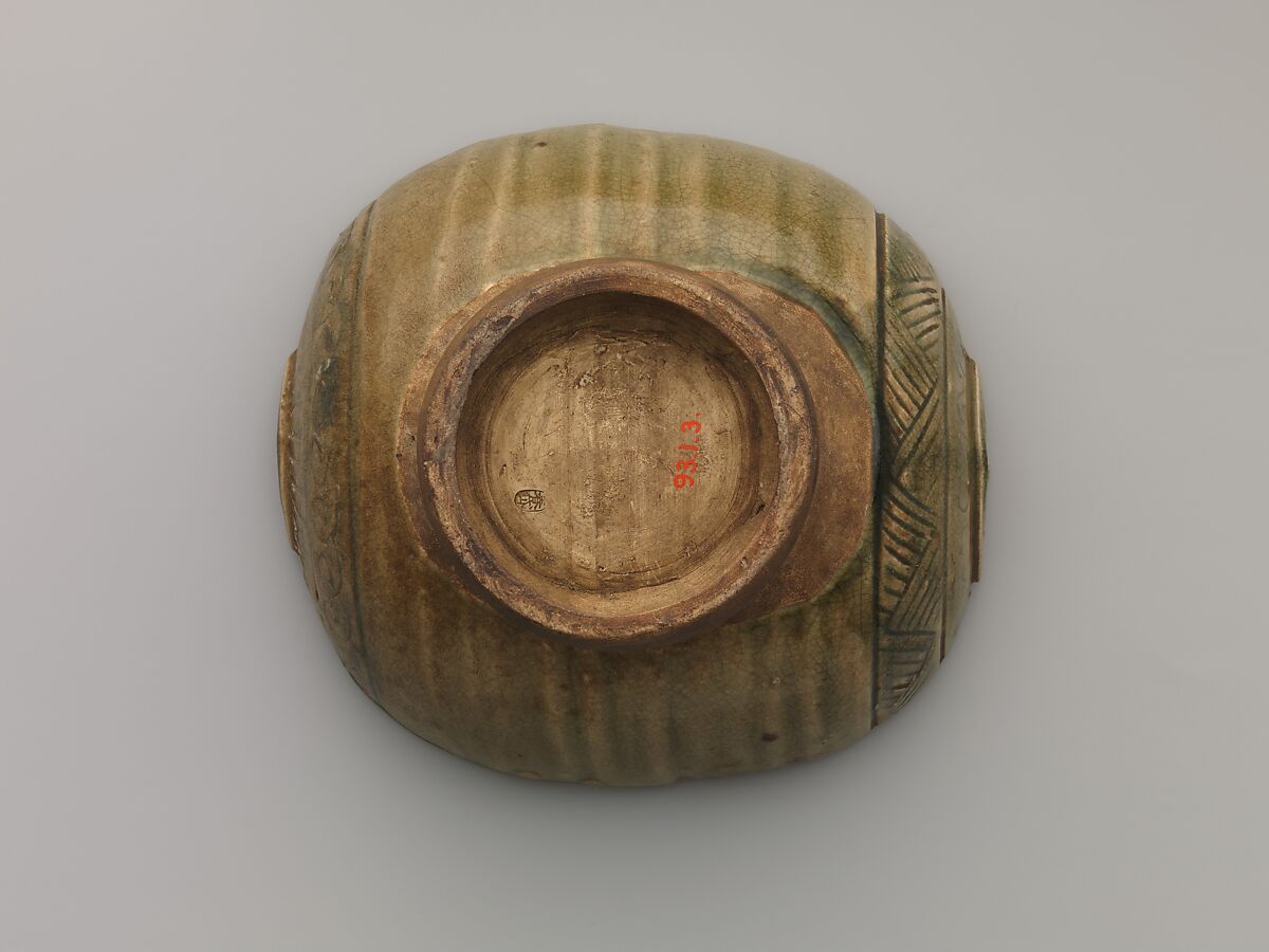 Deep Bowl, Shuntai (Japanese, 1799–1878), Clay covered with a transparent crackled glaze over incised decoration (Mino ware, Ofuke type), Japan