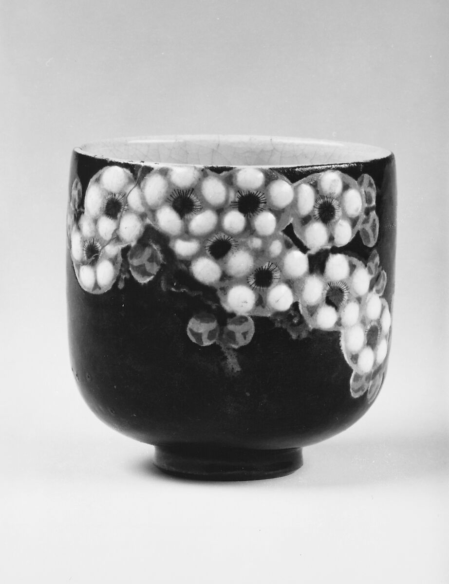 Cup, Kenya (Japanese, 1825–1889), Crackled porcelain covered with glaze and decoration in enamels, Japan 