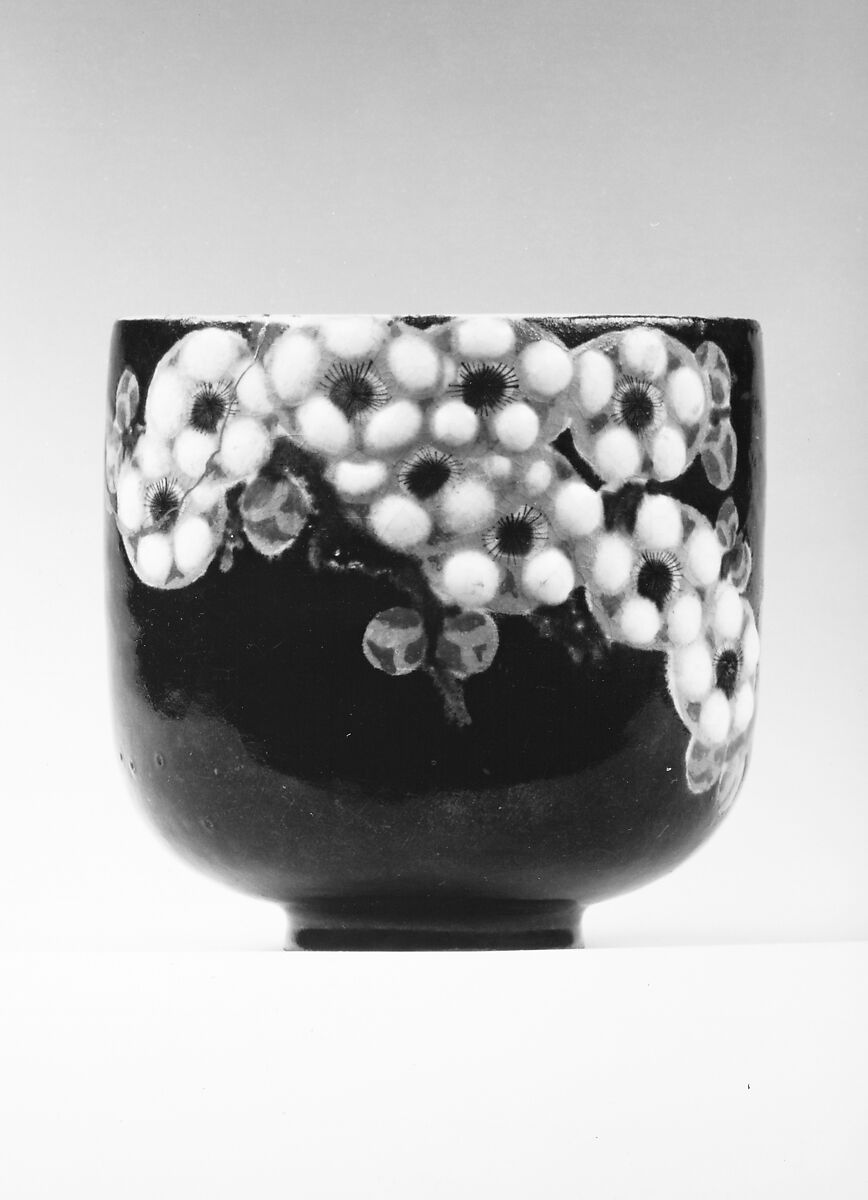 Cup, Kenya (Japanese, 1825–1889), Crackled porcelain covered with glaze and decoration in enamels, Japan