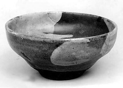 Teabowl, Clay covered with a transparent crackled glaze over patches of white slip (Kiyomizu ware), Japan 