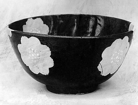 Bowl, Nin&#39;ami Dōhachi (Takahashi Dōhachi II) (Japanese, 1783–1855), Clay partly covered with glaze; reserves forming patterns having slip dots in the center, covered with a transparent glaze (Kyoto ware), Japan 