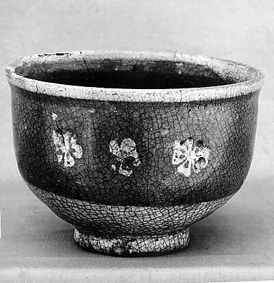 Teabowl, Clay partly covered with a thin slip and a decoration with slip, crackled, and the base glazed (Karatsu ware), Japan 