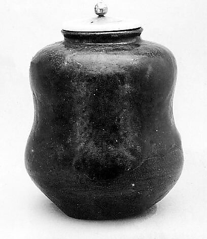 Tea Jar, Clay covered with a glaze and transparent overglaze; right-handed itogiri (Karatsu ware), Japan 