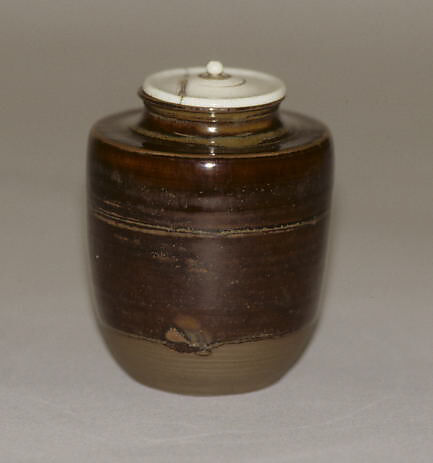 Tea Jar, Clay covered with glaze and mottlings around the neck, Japan 