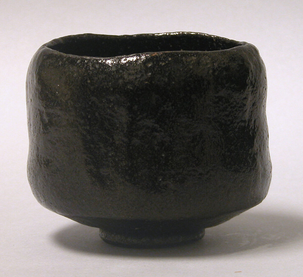 Teabowl, Raku Ryōnyū (Japanese, 1756–1834), Clay covered with a black glaze (Raku ware), Japan
