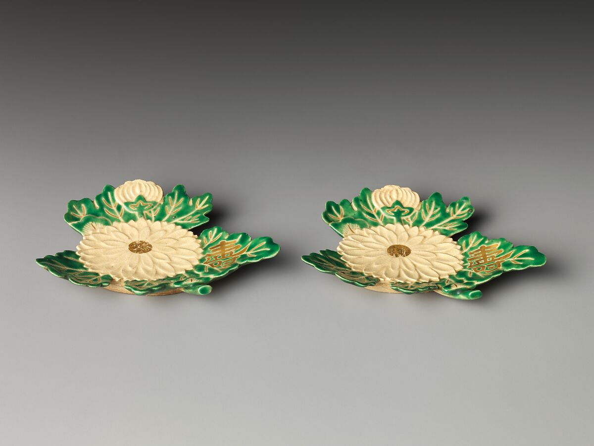Kenzan-style Dish in the Shape of Chrysanthemum, Stoneware with overglaze enamels (Kyoto ware), Japan