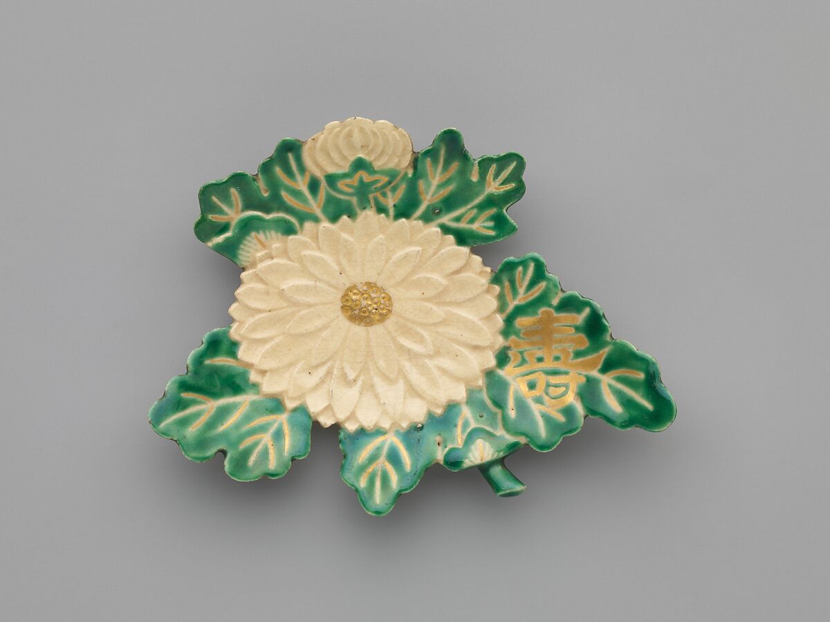 Kenzan-style Dish in the Shape of Chrysanthemum, Stoneware with overglaze enamels (Kyoto ware), Japan 