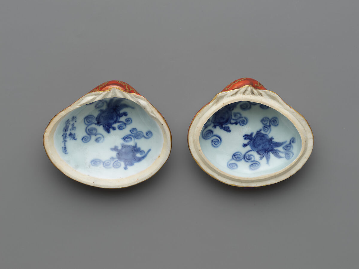 Incense Container (Kōgō) in the Shape of a Clamshell, with Cranes (exterior) and Tortoise Motifs (interior), Eiraku Hozen (Japanese, 1795–1854), Porcelain with cobalt blue under (interior) and red and gold over (exterior) transparent glaze (Kyoto ware, Eiraku type), Japan