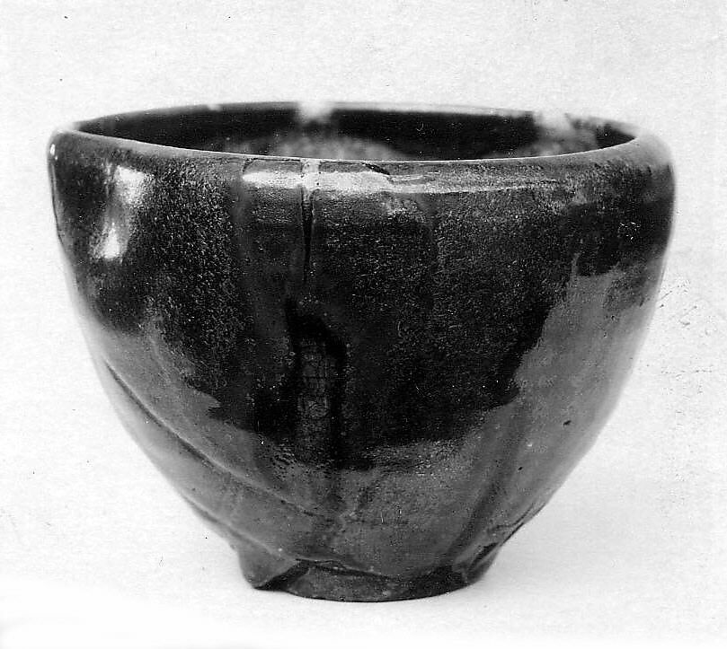 Teabowl, Pottery decorated with glazes over a roughly incised design (Seto ware, Ofuke type), Japan 