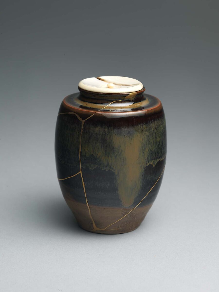 Tea jar, Clay covered with a beautiful glaze; ivory cover (Takatori ware), Japan 