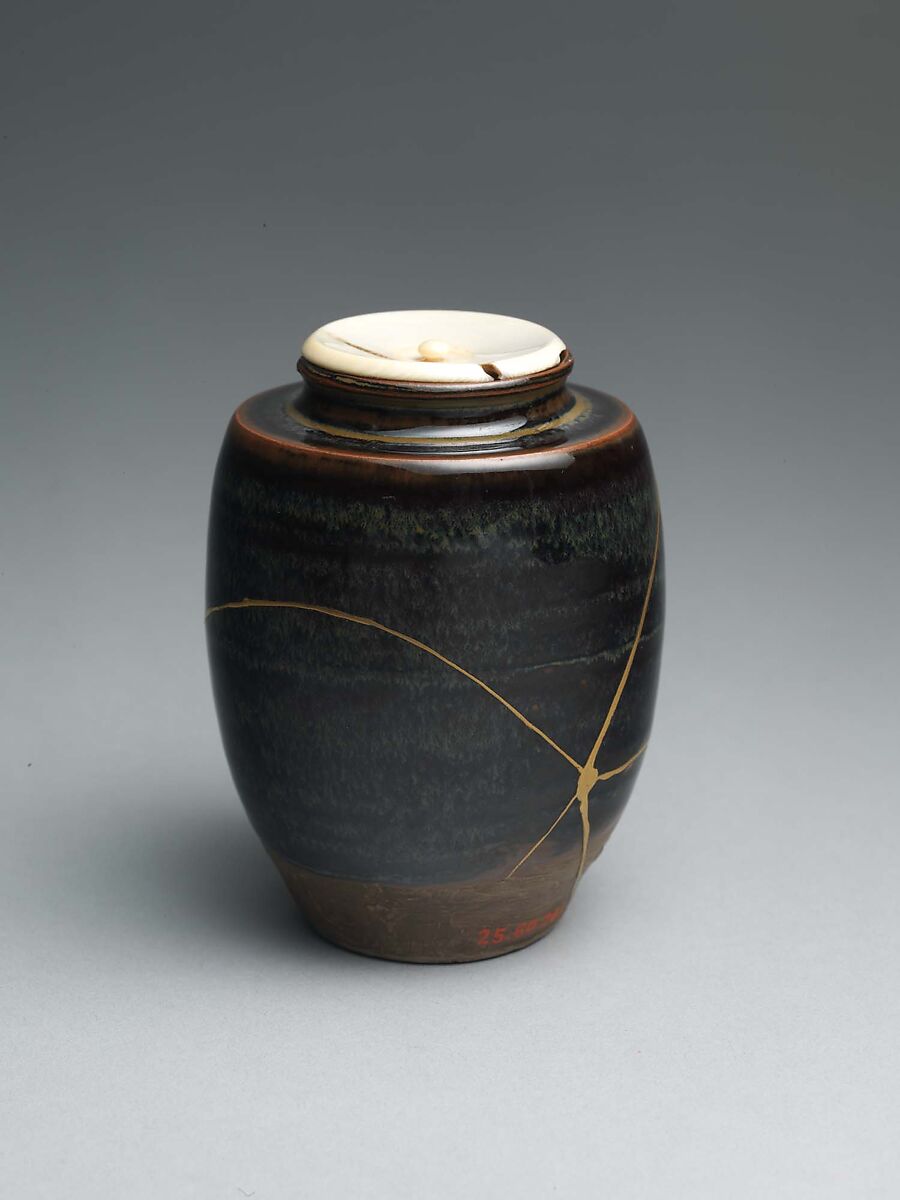Tea jar, Clay covered with a beautiful glaze; ivory cover (Takatori ware), Japan