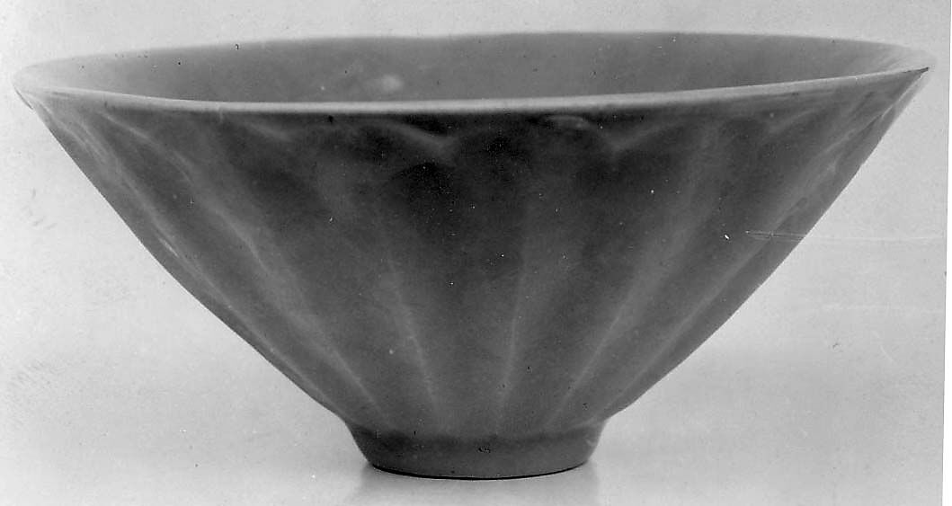 Chrysanthemum Bowl, Porcelaneous ware covered with a celadon glaze, Japan 