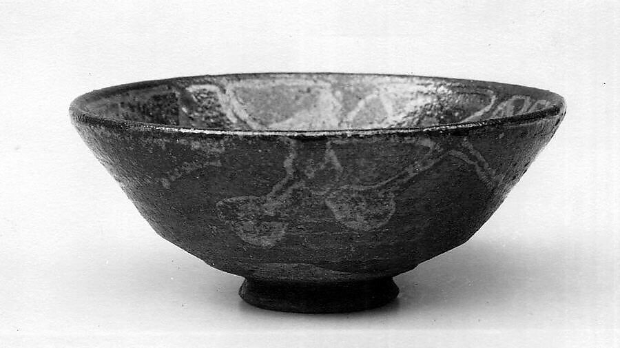 Teabowl, Clay; thin glaze with ribbon flows of yellowish overglaze ( Akahada ware), Japan 