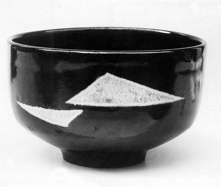 Teabowl, Clay covered with thin black glaze and design in rough whitish glaze (Black Satsuma ware), Japan 