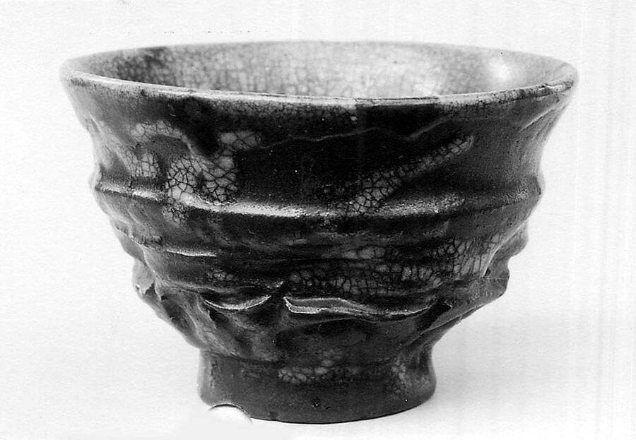 Teabowl, Makuzu Kōzan I (Miyagawa Toranosuke) (Japanese, 1842–1916), Clay with flecks of crackle inside and out (Awata ware), Japan 