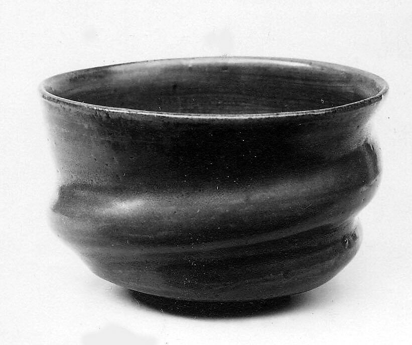 Teabowl, Swirling bowl; light grayish-brown clay, evenly covered with a light brown (deerskin) glaze (Shidoro ware), Japan 