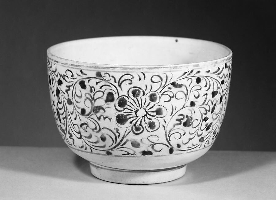 Bowl, Porcelain decorated with red overglaze enamel (Arita ware, Kakiemon type), Japan 