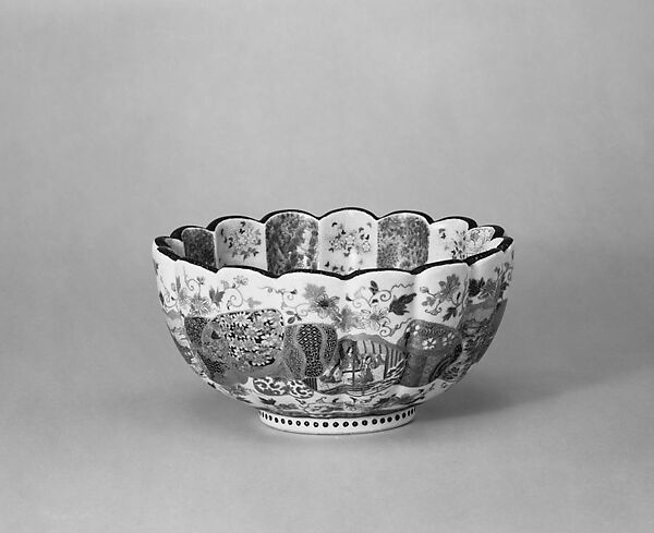 Small Scalloped-shape Bowl with Design of Vertical Floral Bands and Chinese Children on Bottom of Interior