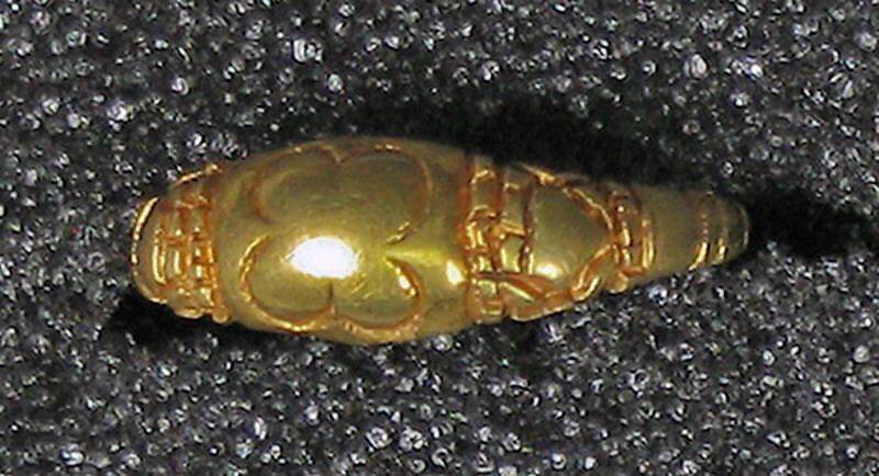 Hollow Ring, Foliate and Oval, Gold, Indonesia (East Java) 