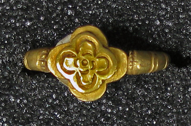 Ring with Stepped Quatrefoil, Gold, cast, Indonesia (Central Java) 