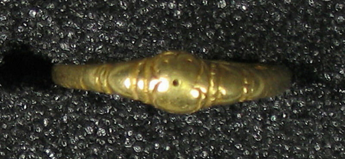 Ring with Divided, Pointed Arc, Gold, Indonesia (Central Java) 