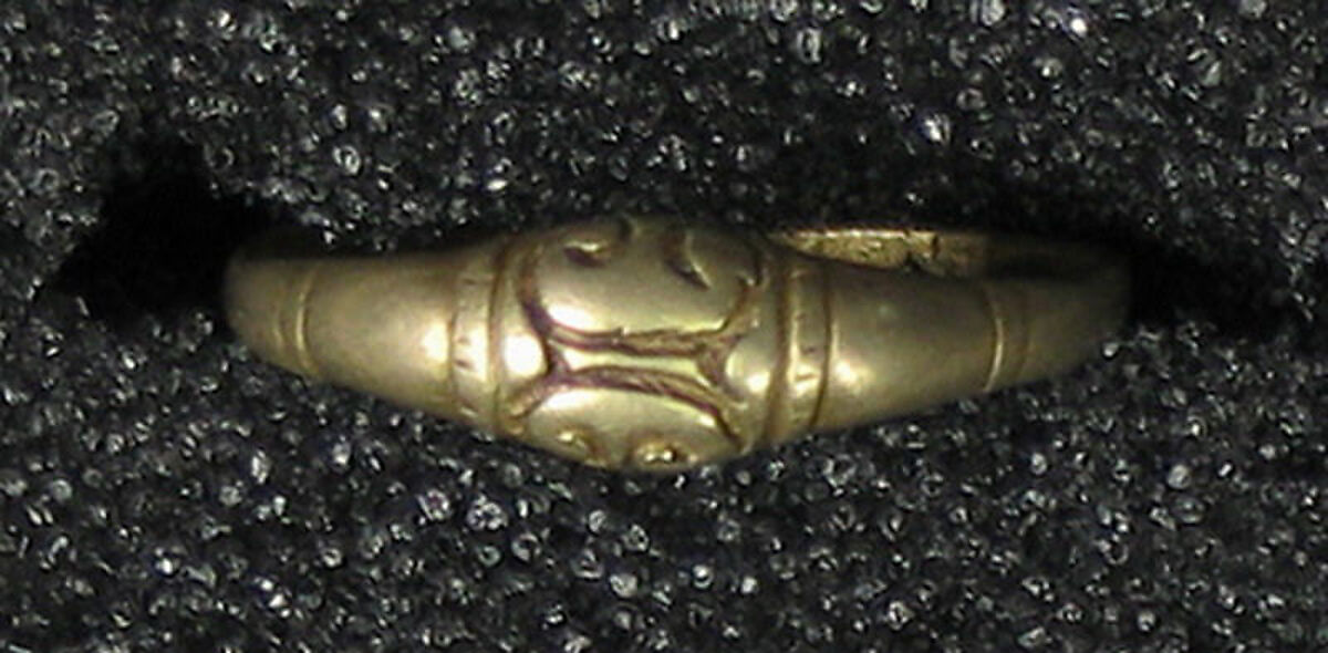 Hollow Ring, Foliate and Oval, Gold, Indonesia (East Java) 