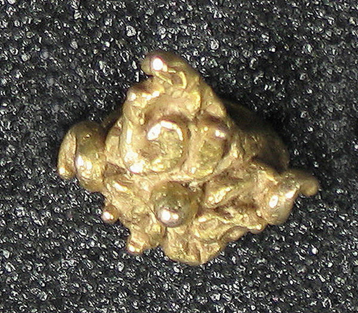 Earring with Foliate Decoration, Gold, Indonesia (Central Java) 