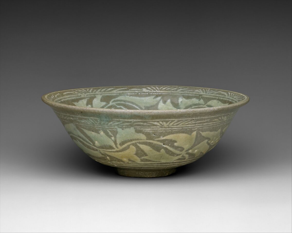 Bowl decorated with peony leaves and chrysanthemum