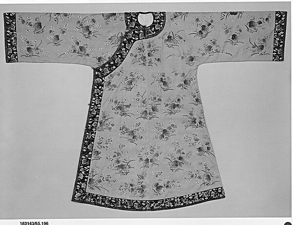 Woman's Informal Robe with Pattern of Begonias