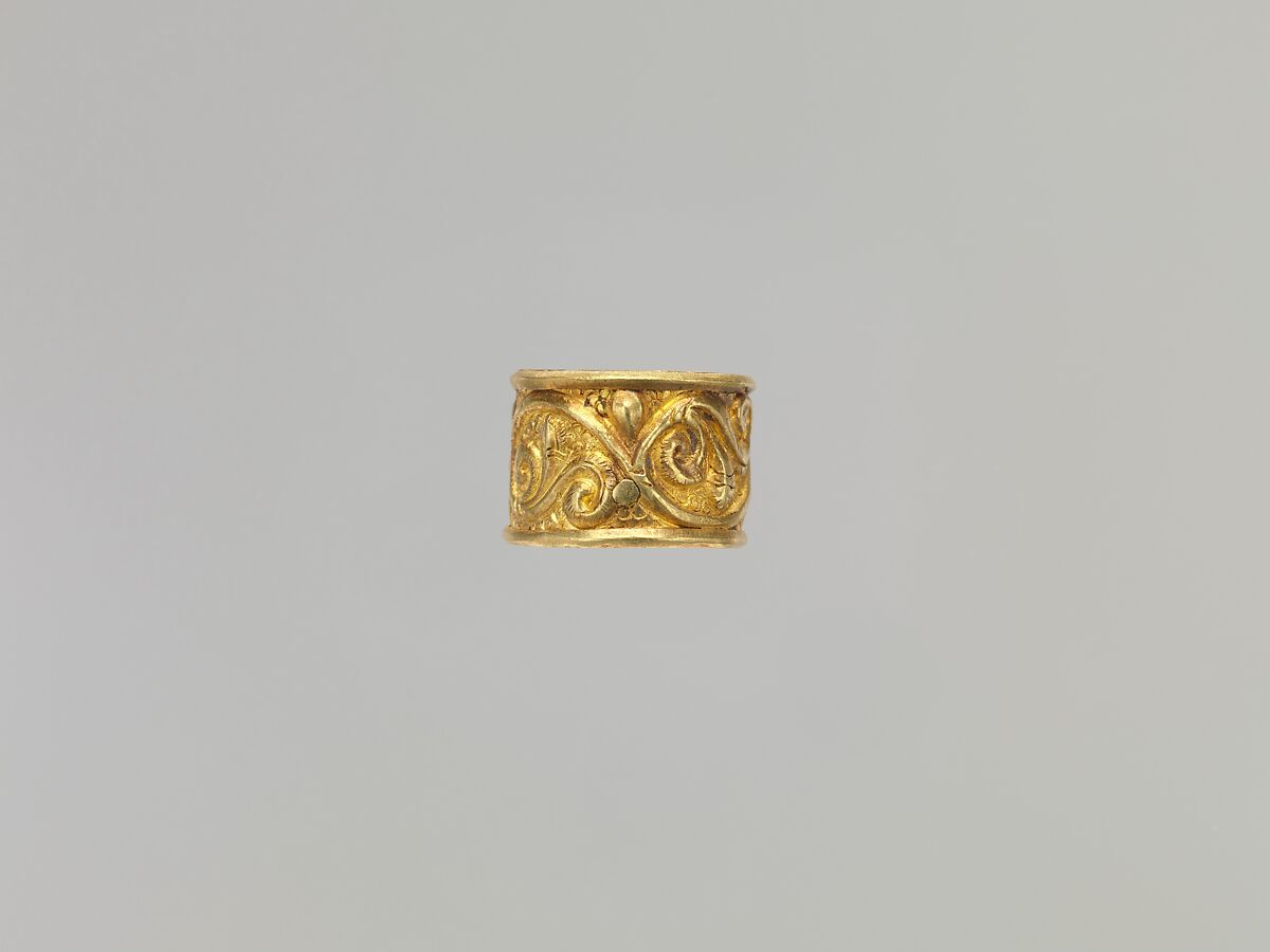 Amulet Case Surmounted by a Ram, Gold, China (Xinjiang Autonomous Region, Central Asia)