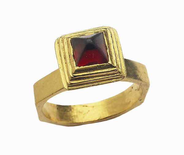 Ostrogothic Gemstone Ring, Gold and garnet, Italian 