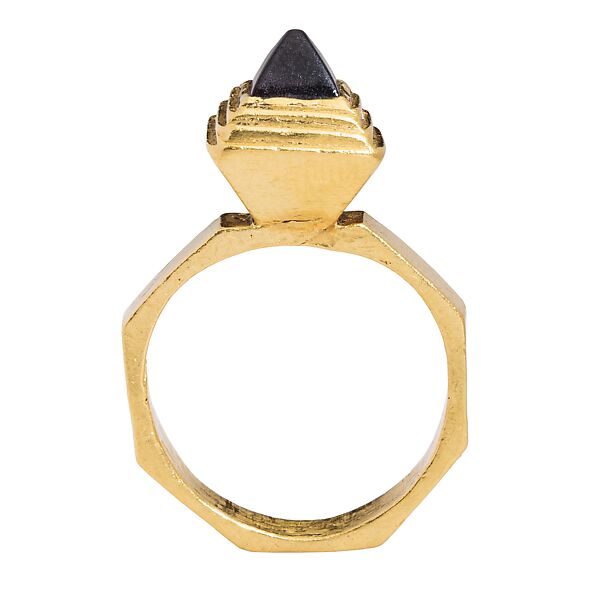 Ostrogothic Gemstone Ring, Gold and garnet, Italian