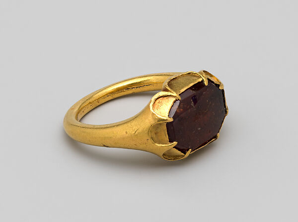 Cusped Ring, Gold, hessonite garnet, North European