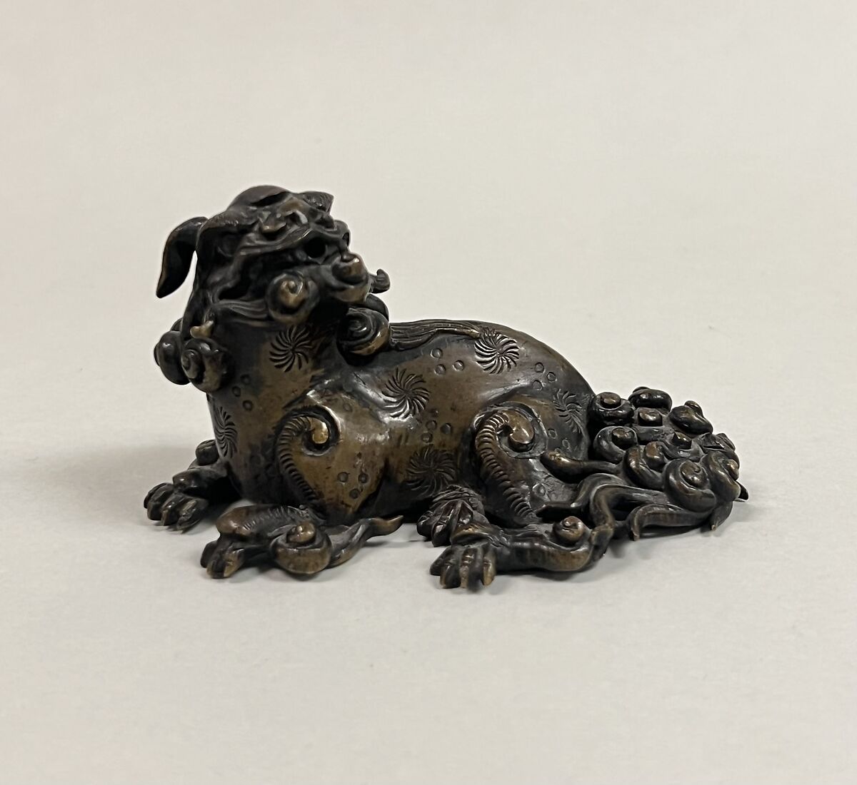 Waterdropper in shape of a lion, Bronze, China 