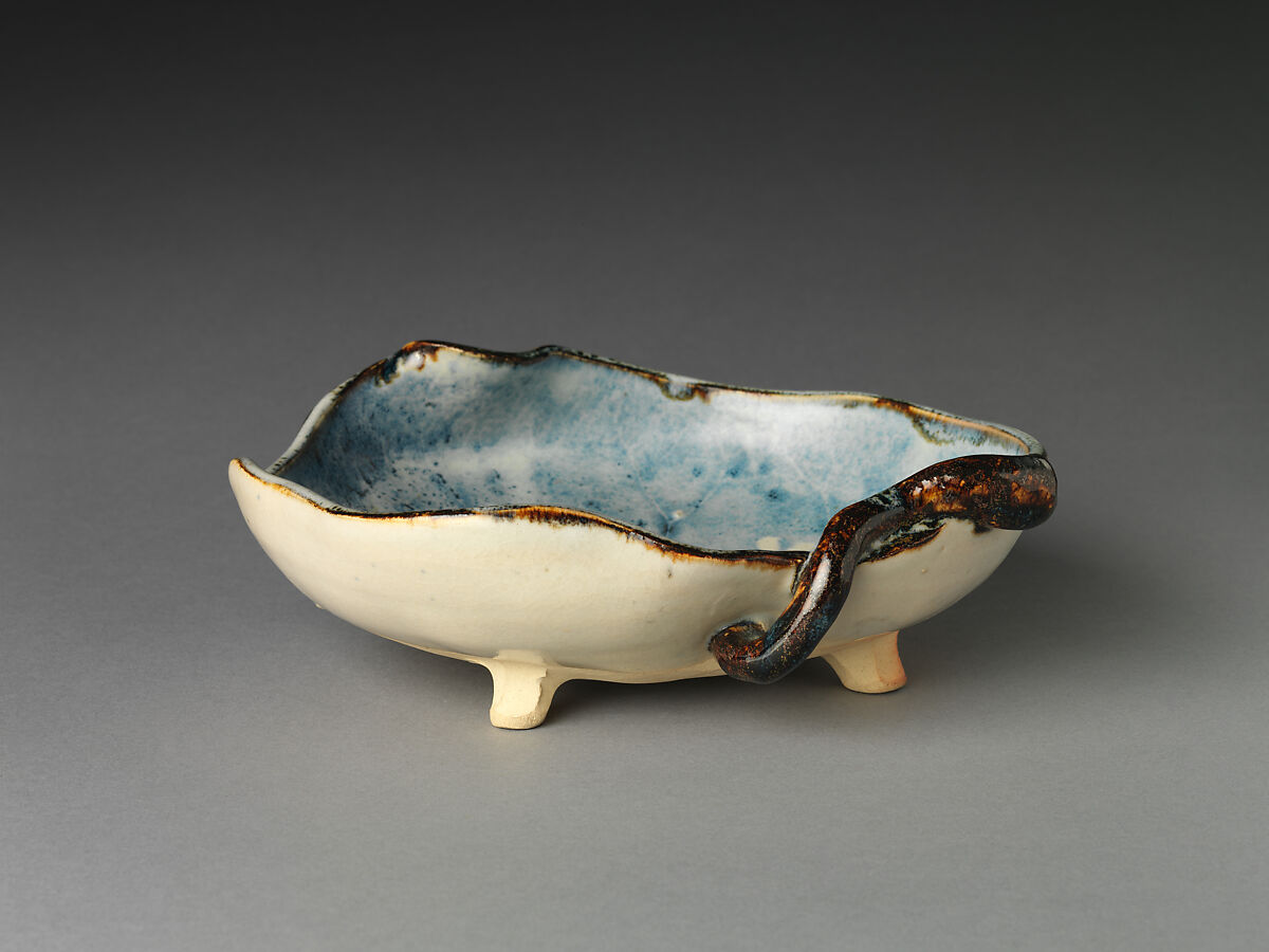 Bowl in the Shape of a Paulownia Leaf, Nin&#39;ami Dōhachi (Takahashi Dōhachi II) (Japanese, 1783–1855), Stoneware with polychrome glazes (Kyoto ware), Japan 