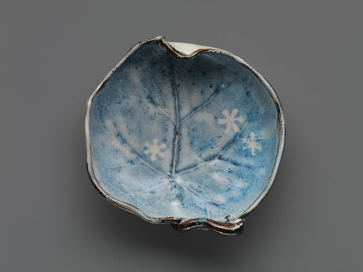 Bowl in the Shape of a Paulownia Leaf, Nin'ami Dōhachi (Takahashi Dōhachi II) (Japanese, 1783–1855), Stoneware with polychrome glazes (Kyoto ware), Japan