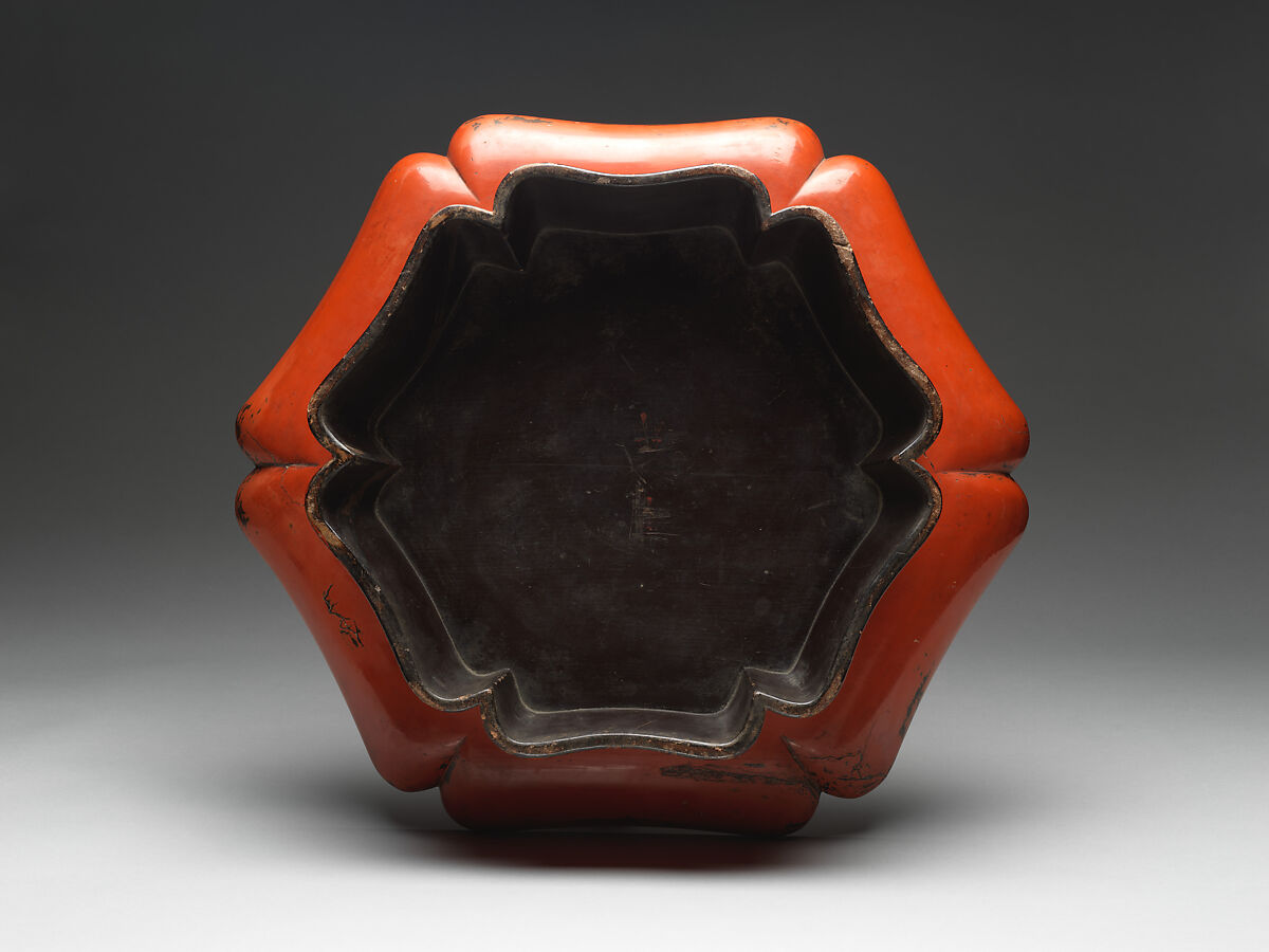 Flower-Shaped Tray (Rinka-bon), Wood with black and red lacquer layers (Negoro ware), Japan